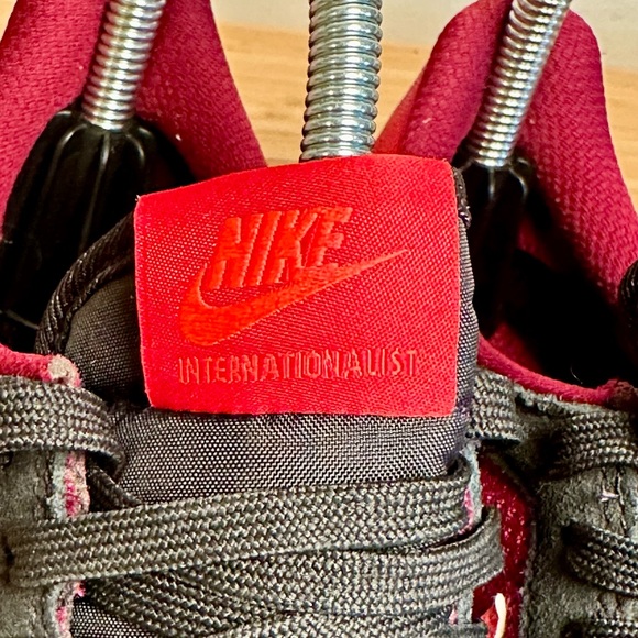 Nike Internationalist Cranberry and Black Sneakers 👟 - Picture 5 of 9